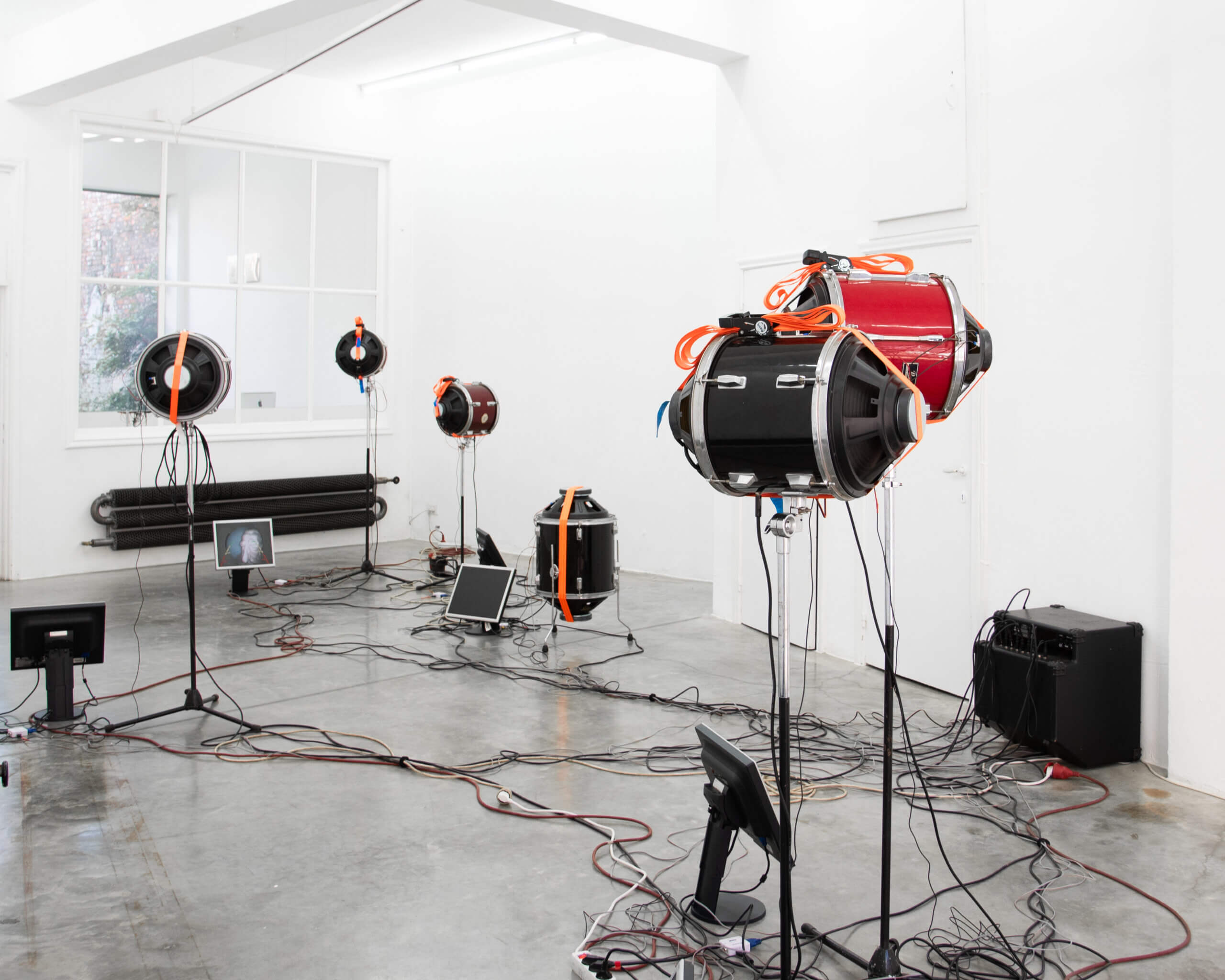 dmw gallery, exhibition, daan peeters, ruben de smet, piece for seven drums, art installation, installation view